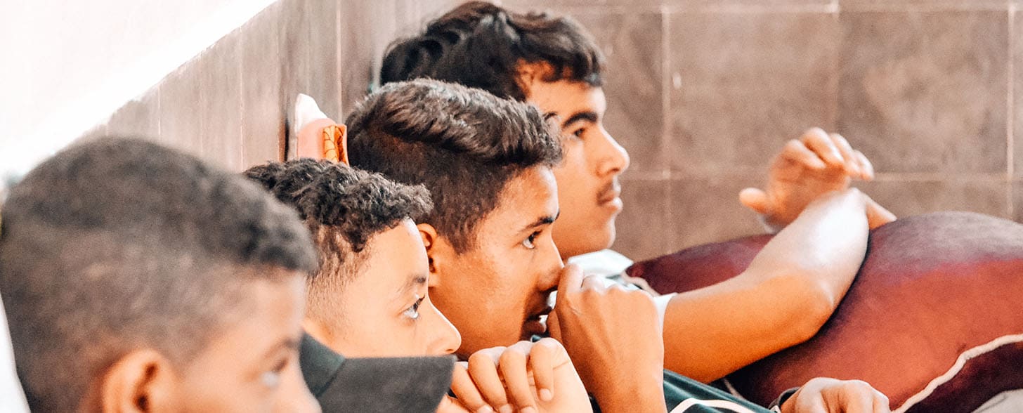 Enfants regardant la télévision au Centre Fiers et Forts