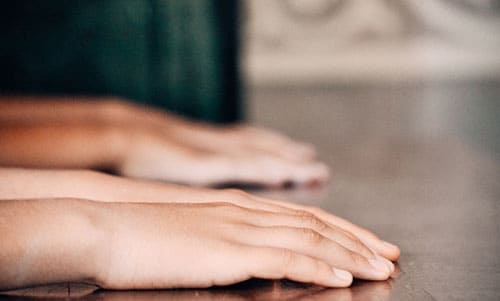 Main d'enfant sur une table du Centre Fiers et Forts