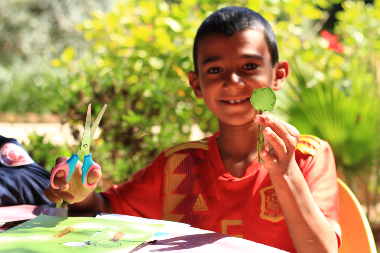 Des enfants faisant de l'art plastique au Centre Fiers et Forts