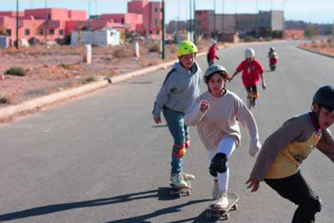 Chidlren listening to guitar at the skatepark Fiers & Forts