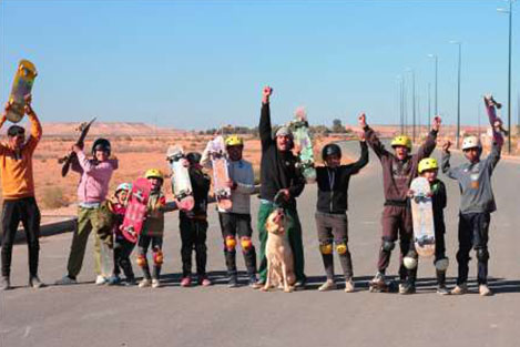 Chidlren listening to guitar at the skatepark Fiers & Forts