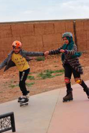 Chidlren doing roller at the skatepark Fiers & Forts