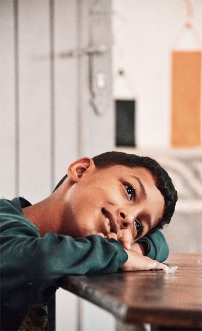 Enfant du centre Fiers et Forts faisant un fist bump