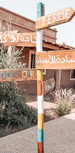 Un signe du centre fiers & forts