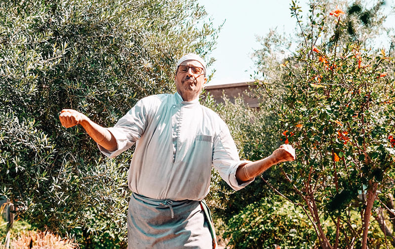 Le jardinier du Centre Fiers et Forts danse.