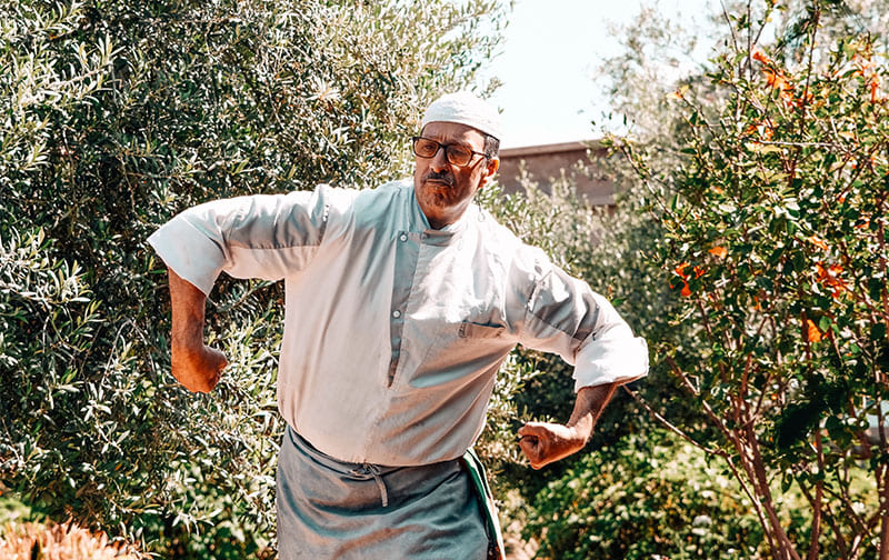Le jardinier du Centre Fiers et Forts danse.