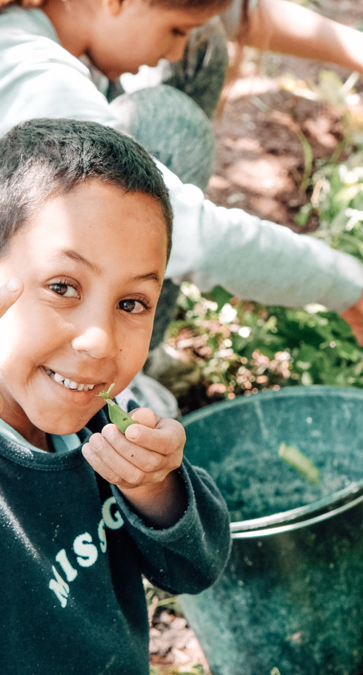 Enfant du centre Fiers et Forts dans le jardin