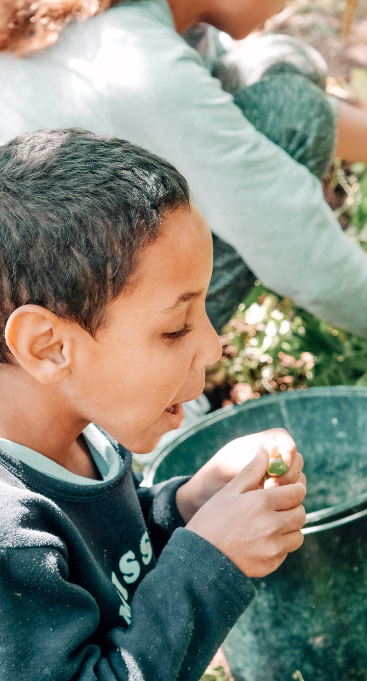 Enfant du centre Fiers et Forts dans le jardin
