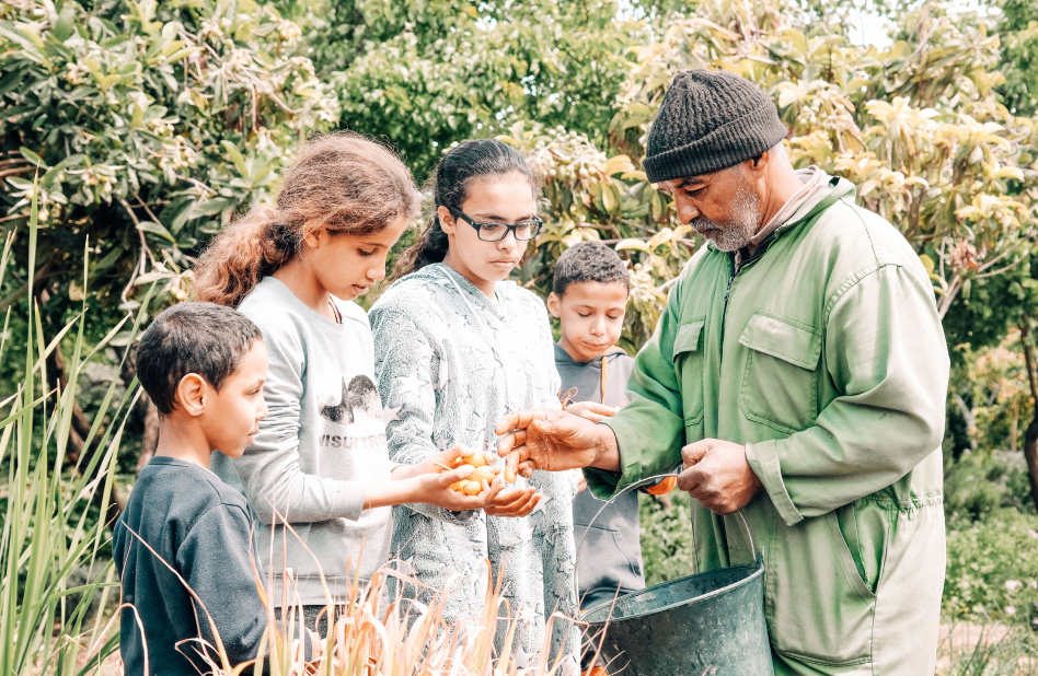 Enfants du Centre Fiers et Forts dans le jardin de permaculture