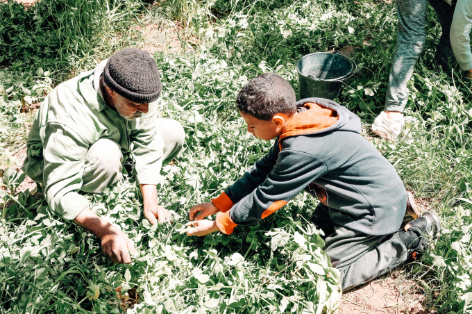 Enfants du Centre Fiers et Forts dans le jardin de permaculture