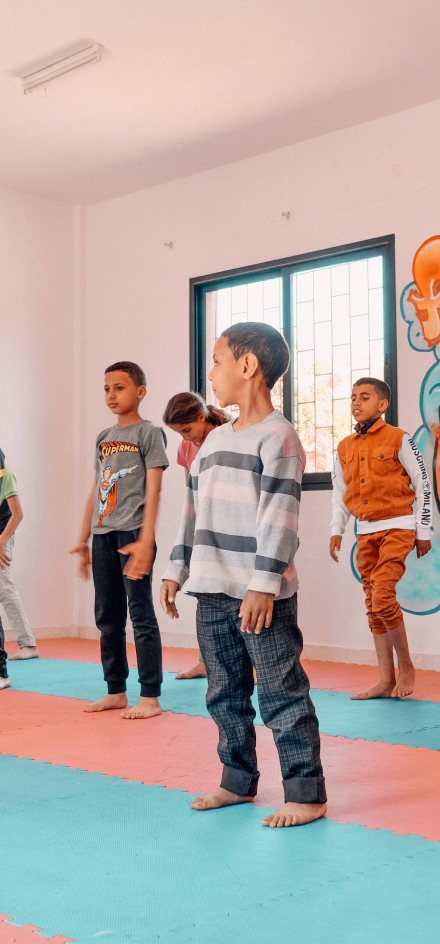 Des enfants faisant du karate au Centres Fiers et Forts