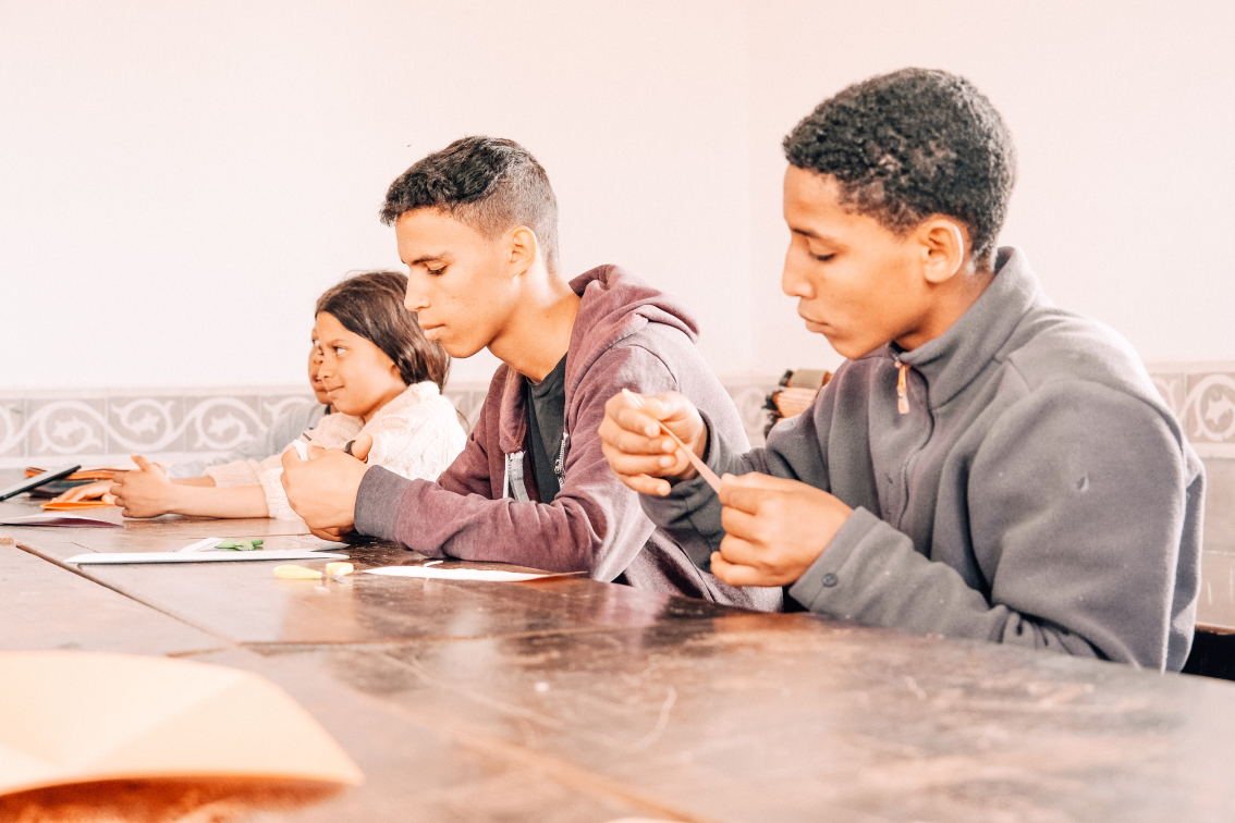 Enfants du Centre Fiers et Forts dans une classe