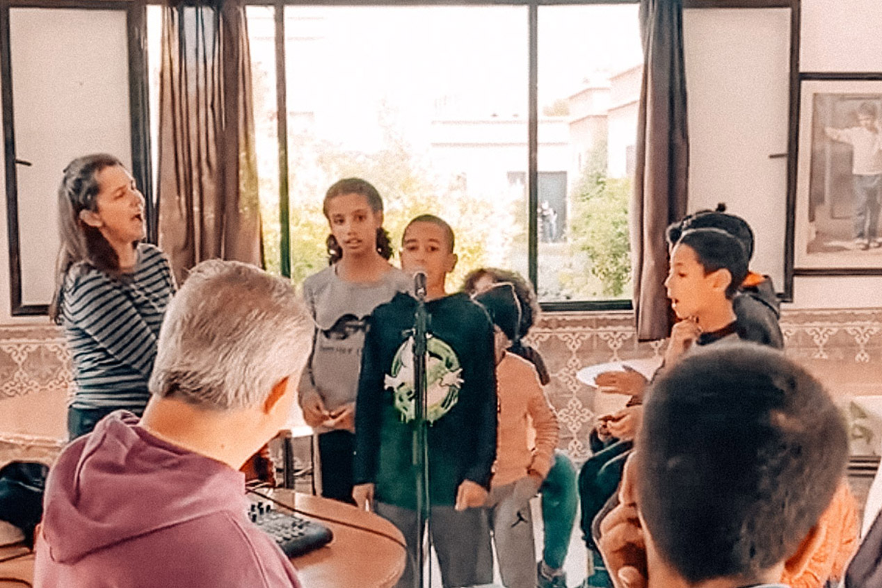 Des enfants faisant de l'art plastique au Centre Fiers et Forts