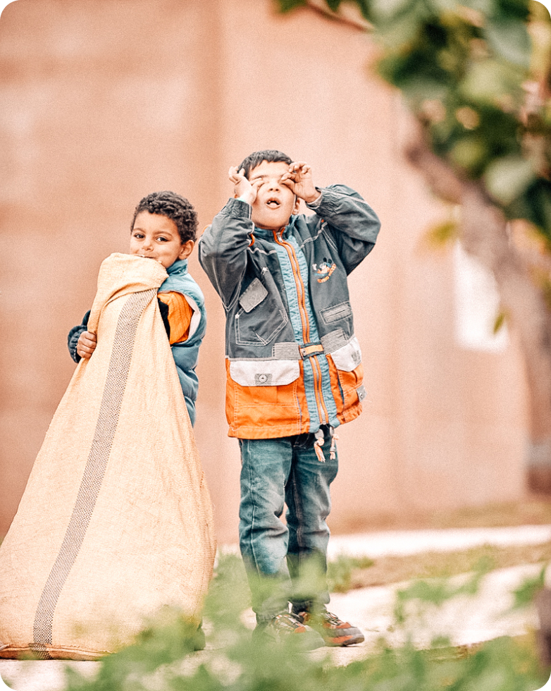 Deux enfants qui jouent avec feuille au Centre Fiers et Forts