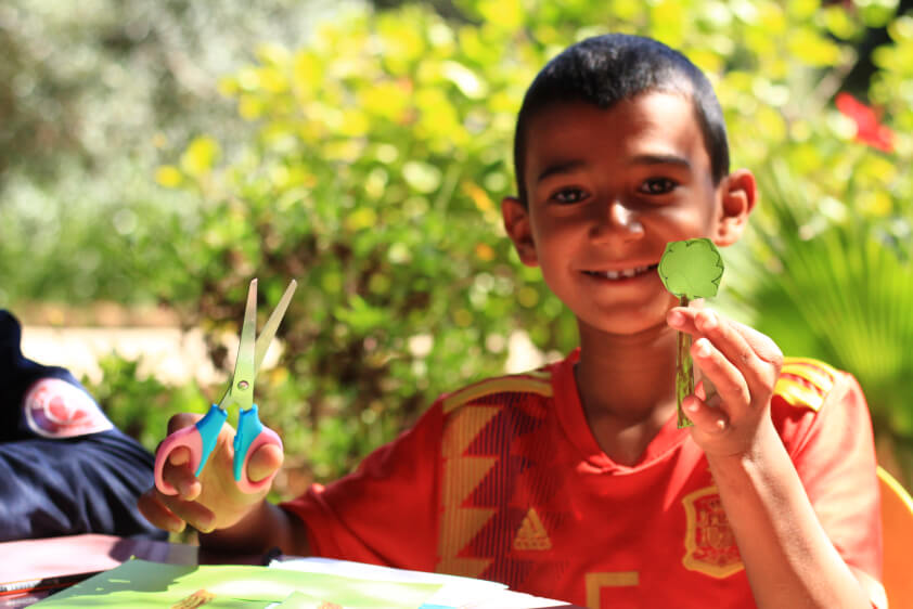 Professeur d'arts plastiques pendant un cours au Centre Fiers et Forts