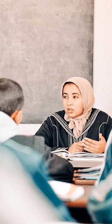 Professeur du Centre Fiers et Forts dans sa classe.
