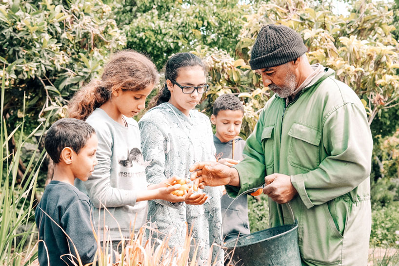 Des enfants du Centre fiers et Forts durant une classe de permaculture