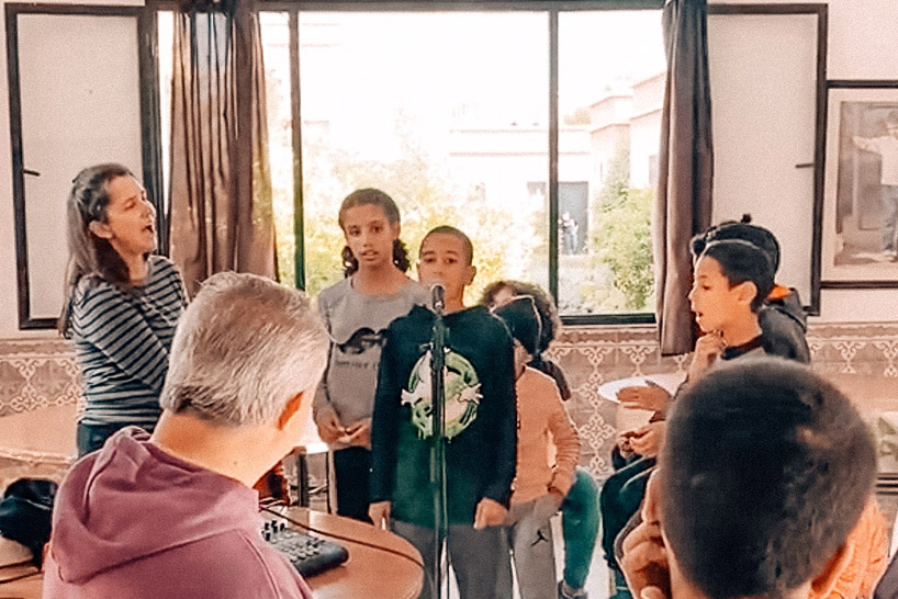 Des enfants du Centre fiers et Forts durant une classe de Karate