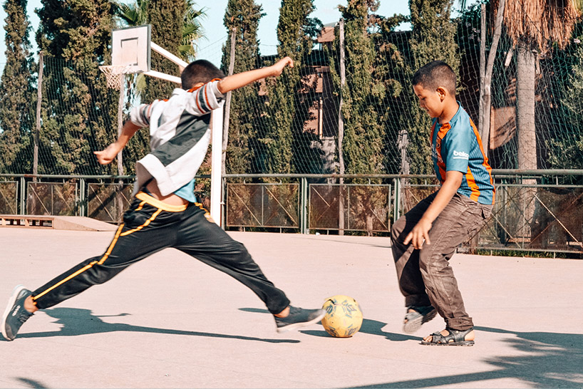 Des enfants du Centre fiers et Forts durant une classe de Karate