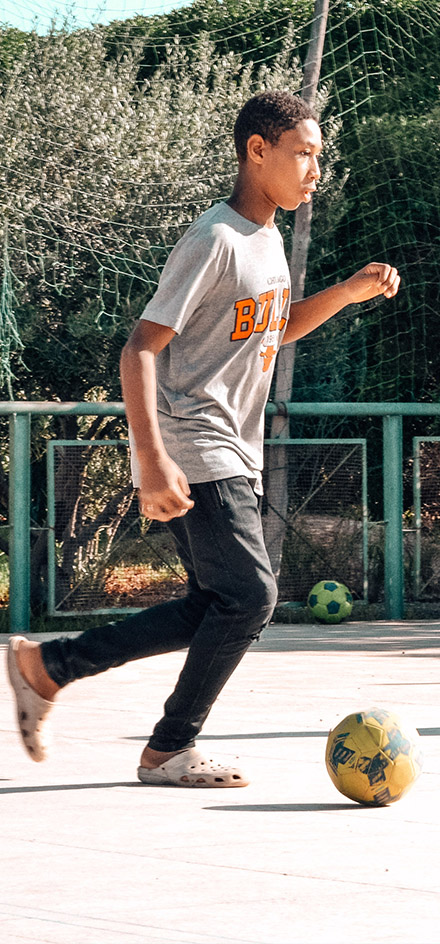 Des enfants faisant du karate au Centres Fiers et Forts